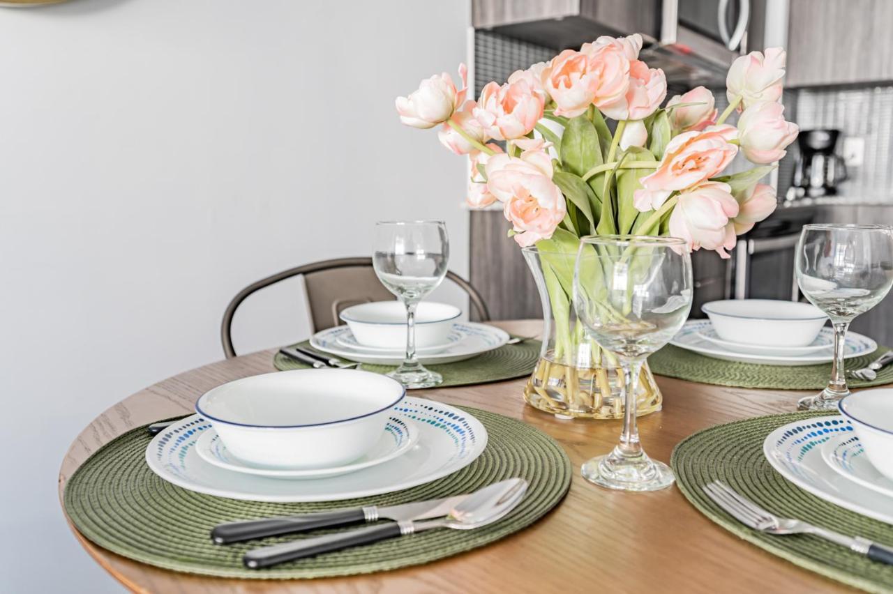 Condo In Parklawn & Lake Shore With Free Parking Close To Airport Toronto Buitenkant foto