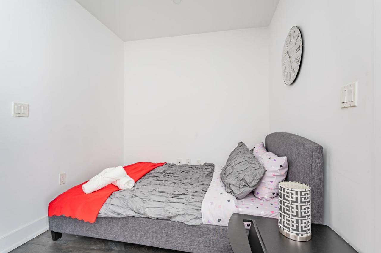 Condo In Parklawn & Lake Shore With Free Parking Close To Airport Toronto Buitenkant foto