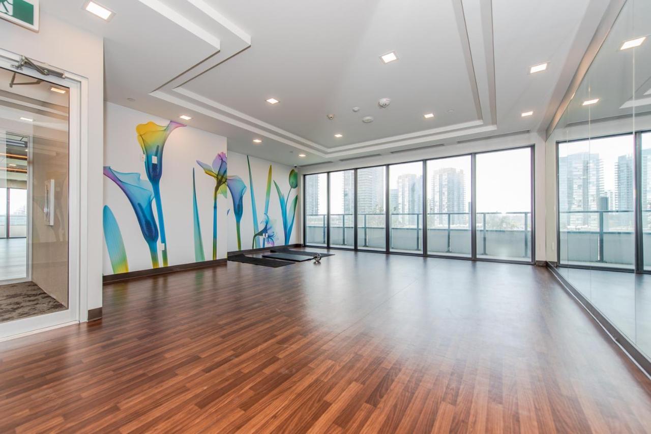 Condo In Parklawn & Lake Shore With Free Parking Close To Airport Toronto Buitenkant foto