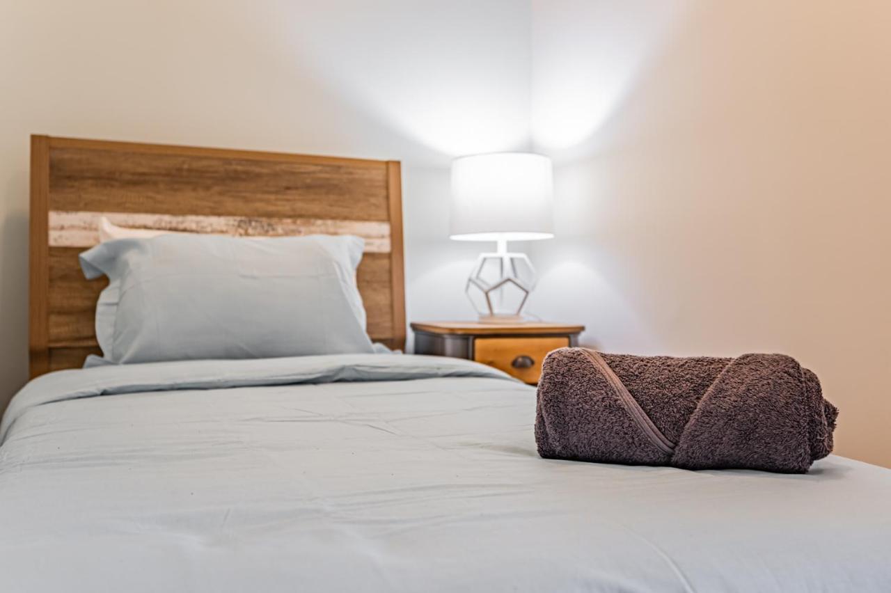 Condo In Parklawn & Lake Shore With Free Parking Close To Airport Toronto Buitenkant foto