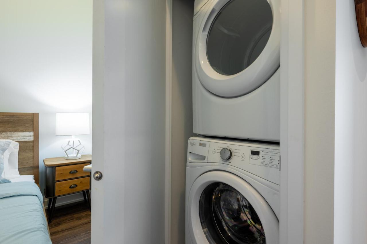 Condo In Parklawn & Lake Shore With Free Parking Close To Airport Toronto Buitenkant foto