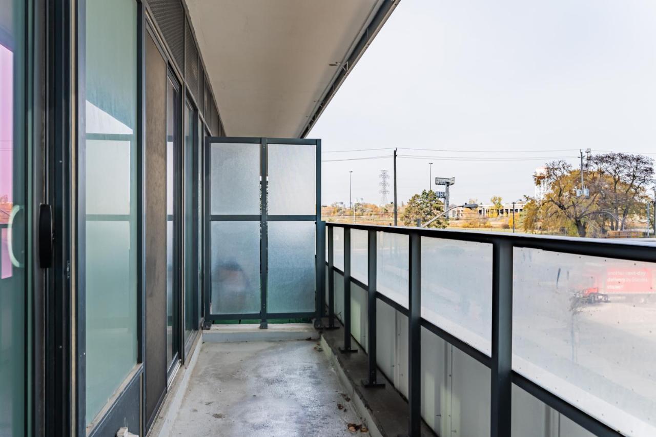 Condo In Parklawn & Lake Shore With Free Parking Close To Airport Toronto Buitenkant foto