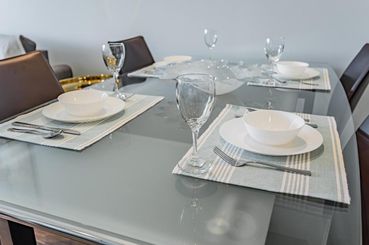 Condo In Parklawn & Lake Shore With Free Parking Close To Airport Toronto Buitenkant foto