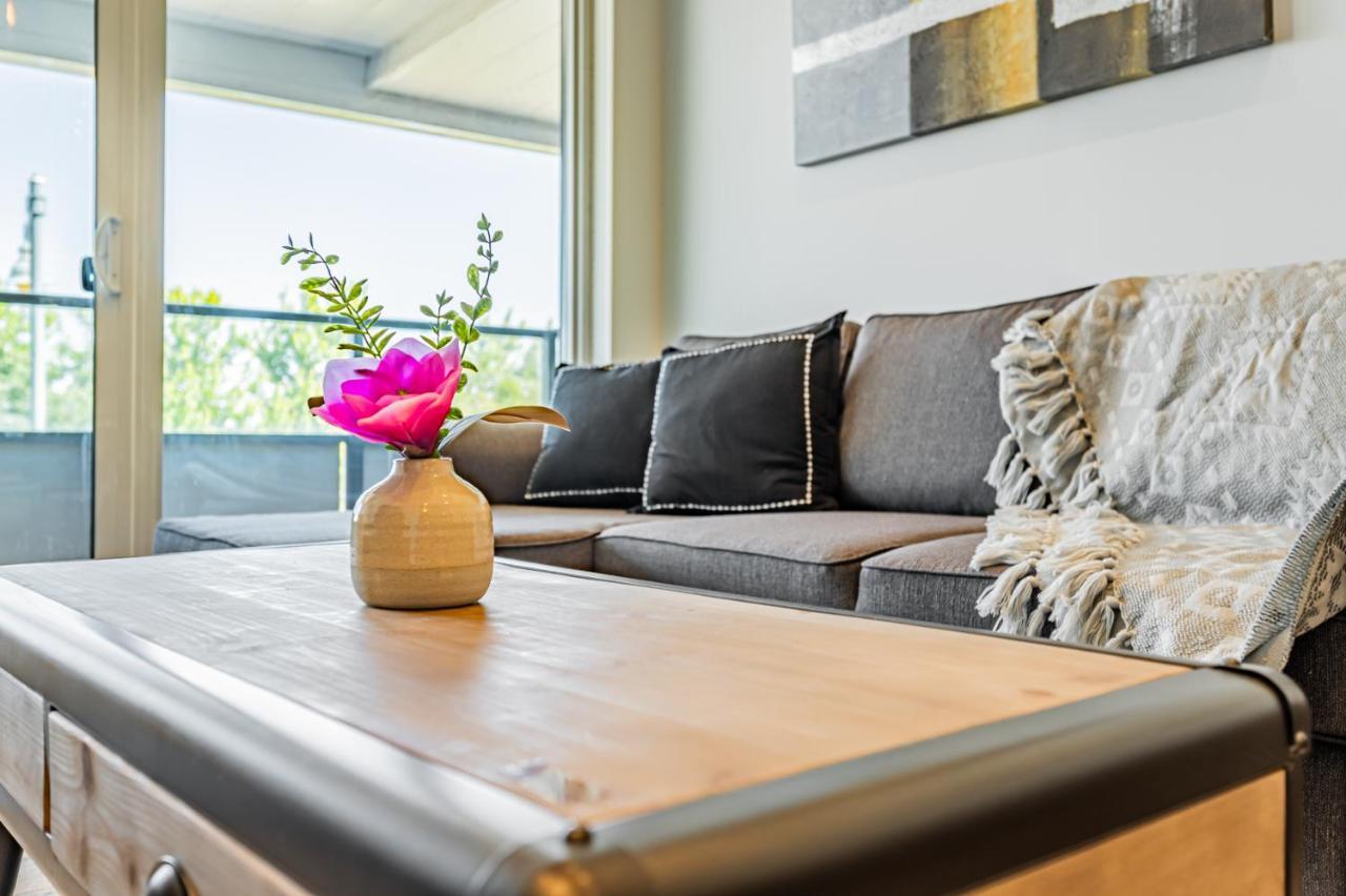 Condo In Parklawn & Lake Shore With Free Parking Close To Airport Toronto Buitenkant foto