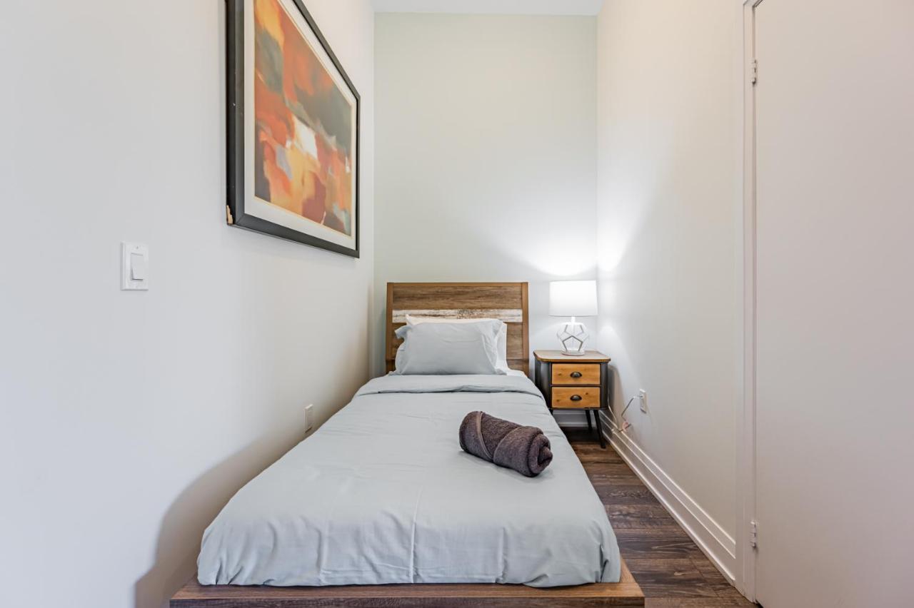 Condo In Parklawn & Lake Shore With Free Parking Close To Airport Toronto Buitenkant foto
