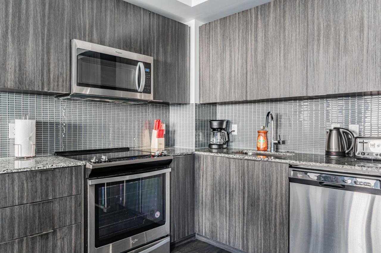 Condo In Parklawn & Lake Shore With Free Parking Close To Airport Toronto Buitenkant foto