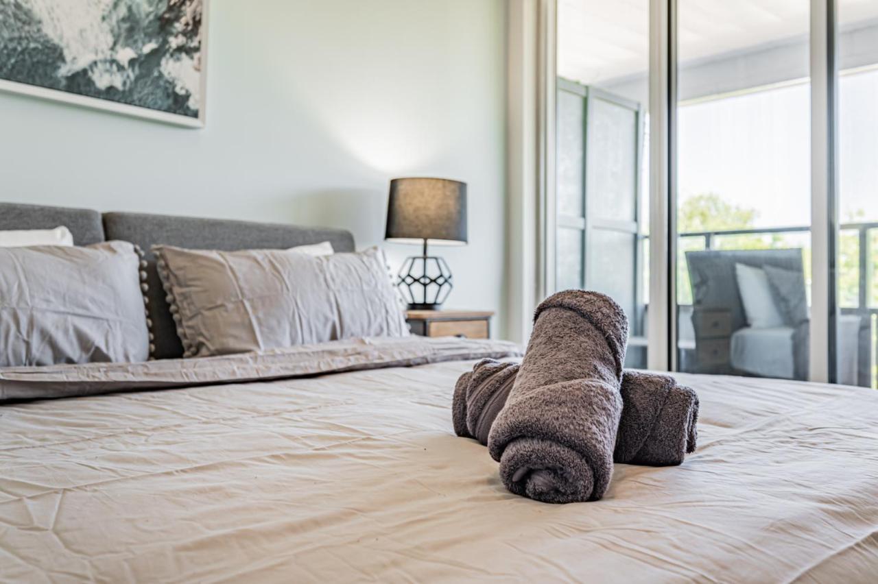 Condo In Parklawn & Lake Shore With Free Parking Close To Airport Toronto Buitenkant foto