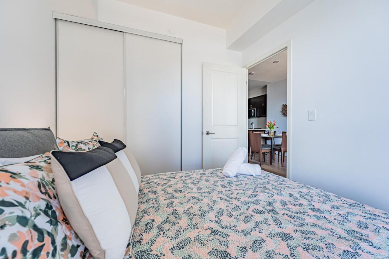 Condo In Parklawn & Lake Shore With Free Parking Close To Airport Toronto Buitenkant foto